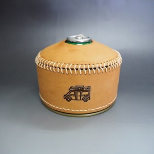 心躍るビンテージレザーの質感！牛革OD缶カバー BEIGE　( 野口オートキャンプ場 協力)