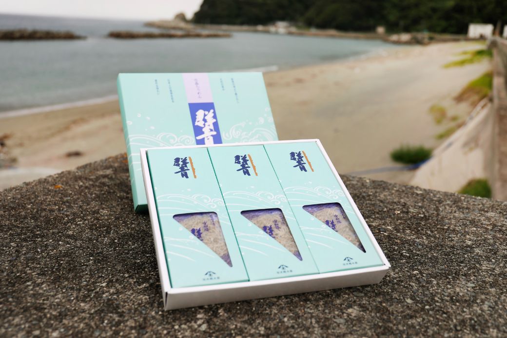 【ふるさと納税】【愛媛県・佐田岬直送】木嶋水産の群青ちりめん（10g×8袋×3箱） 【ふるさと納税 人気 おすすめ ランキング 魚介類 海産物 魚 釜揚げ しらす シラス 小分け やみつき ご飯のお供 おつまみ 酒の肴 おやつ しらす丼 サラダ 海産物 魚 冷凍 】 IKTP001