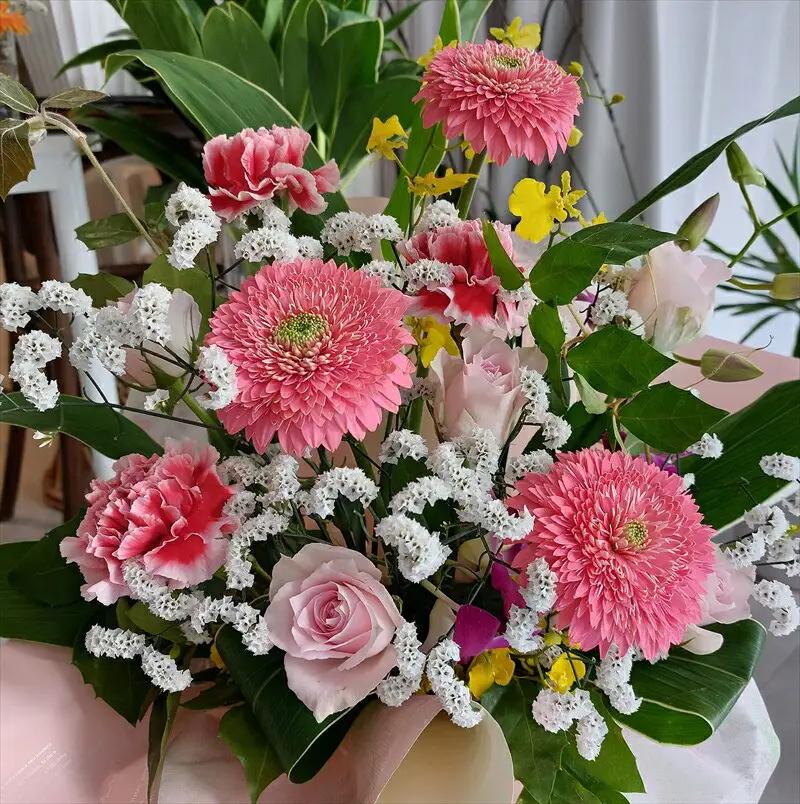 季節の生花アレンジ　Mサイズ 【 フラワー アレンジメント お花 ギフト プレゼント 贈り物 誕生日 お祝い 神奈川県 小田原市 フラワー アレンジメント】