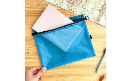 【水色】A5サイズが入る軽いナイロンフラットポーチ　旅行用　着替え