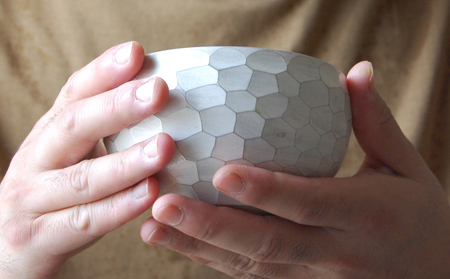 【萬古焼（ばんこやき）】愛着が色にでる茶器。焼き上がりから、使い込む程に色が変わる。萬古焼の新鋭アーティスト岡井翼。ひとつひとつダイヤの形を彫り込んだ「銀彩ダイヤカット茶椀」【岡井翼　銀彩　ダイヤ　1