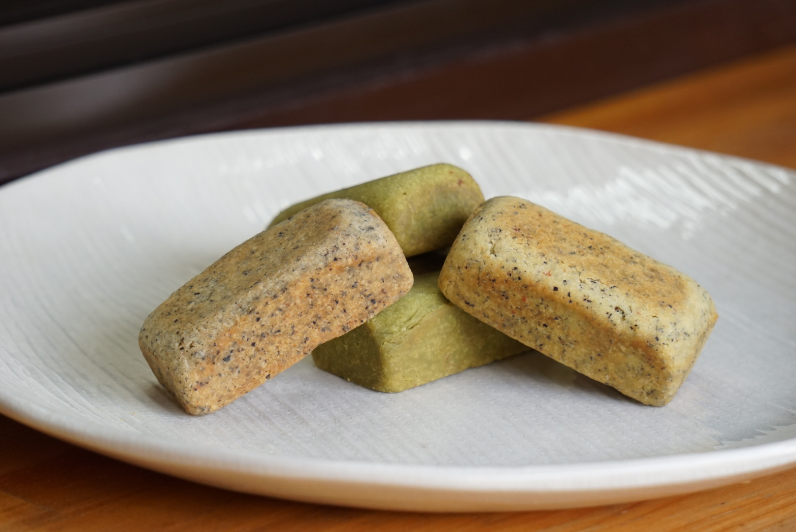 計24個 台湾パイナップルケーキ（プレーン・ゴマ・抹茶・紅茶）1箱8個入り（各味2個ずつ）3箱セット 台湾 台湾デザート 台湾スイーツ スイーツ デザート お菓子 おかし セット プレゼント 贈り物 ギフト