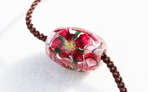 【 南部花とんぼ玉 】 ひも付き （ ハイビスカス ） ／ とんぼ玉 アクセサリー ネックレス 一つだけ オンリーワン 蜻蛉玉 ガラス細工 一点物 工芸品 和装 小物 プレゼント ギフト 贈り物 誕生日 普段着 和服 かわいい 可愛い おしゃれ ファッション雑貨 キレイ きれい 綺麗 女性 彼女