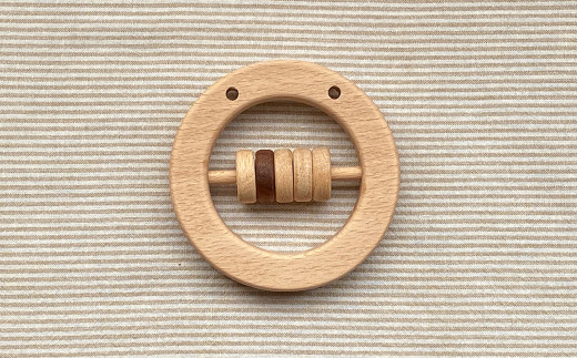 赤ちゃんのおもちゃ「かたかた」（しろまる）