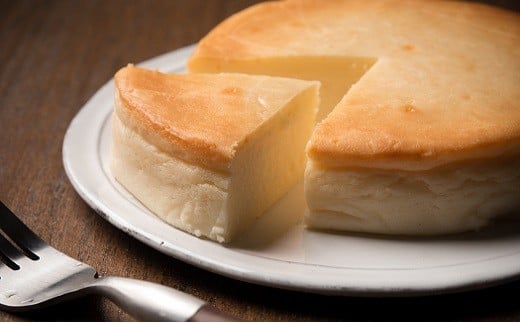 カマンベールの味と香りがするチーズケーキ。自社製のカマンベールチーズだからできる濃厚な風味をお楽しみください。