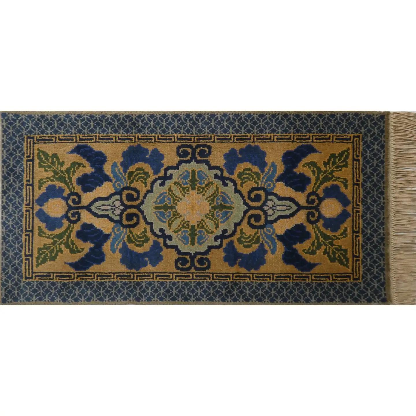 【受注生産】【手織】蟹牡丹文縁七宝（桑色地） 70×140cm、毛足1.8cm / 絨毯 カーペット 敷物 高級 / 佐賀県 / 株式会社鍋島緞通吉島家[41AAAM073]