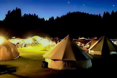 【学びやの里】学びやの里 キャンプ場 貸切券 最大29時間滞在 フリーサイト×60面 オートサイト×7面 温泉利用可 キャンプ場貸し切り利用券 芝生 初心者 ソロ ファミリー グループ トイレ ウオシ