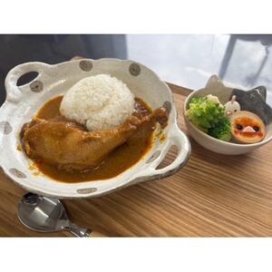 【食卓が騒然】骨付きモモ丸ごと1本!ビジュアル系チキンカレー/六ツ美のあの肉カレー辛口(5個セット)【1276204】