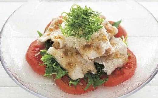 厳選された三元豚を自社配合のパン類の飼料で大切に育てた柔らかい肉質と豊かな甘み。