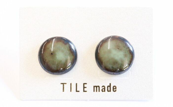 
            【美濃焼】 苔むら タイル ピアス 直径15mm 瑞浪市 / TILEmade タイル アクセサリー ハンドメイド [AZCD053]
          