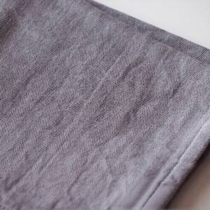 植木屋のまち川口の木で染めた「言ノ葉タオル 黒鉄黐(クロガネモチ)」【1719198】