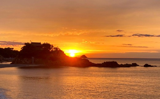 目の間に広がる青い海と空そして夕日をご堪能ください。