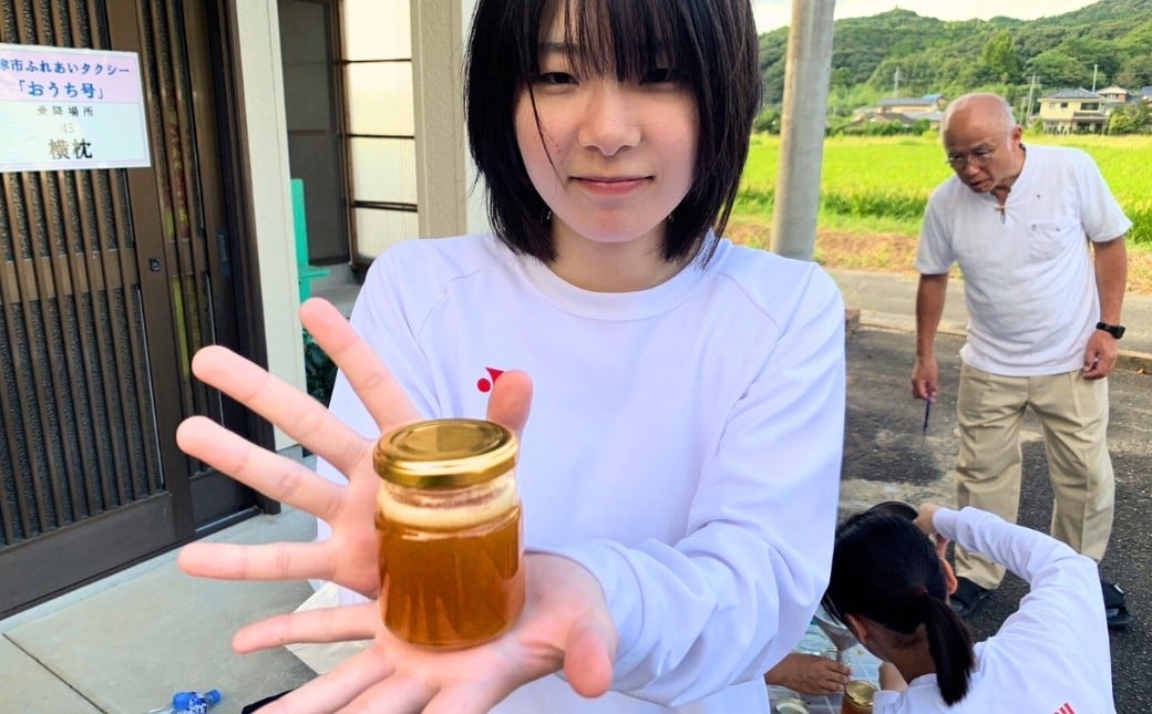 採蜜したニホンミツバチの蜂蜜をもつ高校生、全国農業関係高等学校エッセイコンテスト 最優秀賞受賞