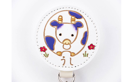 文庫屋大関 干支キーホルダー 丑 ドアに冷蔵庫にペタリ 干支 キーホルダー マグネット入り 磁石入り 革製品 革小物 革製 日用品 雑貨 小物雑貨 マグネット 磁石 工芸品 民芸品 伝統工芸品 東京 