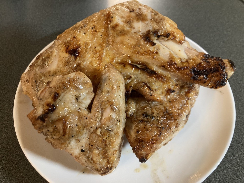 1人前の半身は食べやすいよう3つの部位(足、胸、手羽)にわかれております