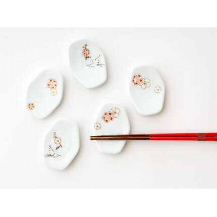 有田焼 紅白梅花文様 鶴文様 箸置き 5個組【肥前赤絵窯元 鷹巣】手描き 白磁 陶磁器 伝統工芸 伝統柄 梅 鶴 A20-594_イメージ2