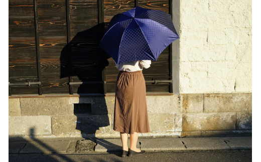 雪華模様の折り畳み傘（サイズ60cm）カラー：ネイビー | 傘 かさ 65センチ 雨具 メンズ レディース 兼用 雪の結晶 ピンク おしゃれ かわいい スタイリッシュ 雨 梅雨 贈答 贈り物 プレゼント 父の日 母の日 お中元 お歳暮 御歳暮 茨城県 古河市 _BL16