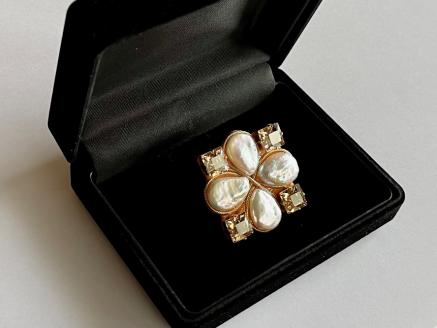 淡水パールとスワロフスキーRクリスタルのスクエアブローチ（ゴールド）｜希少な大粒クリスタル使用・高級感漂うしずく型パール｜プレゼント仕様・ギフトBOX入り｜RoseTaraオリジナルデザイン｜フォーマルにもカジュアルにも使えるアクセサリー｜大阪府河内長野市返礼品 母の日 入学式 卒業式 卒園式 入園式