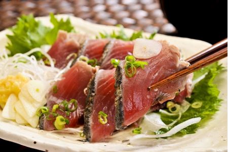 黄金藁焼き一本釣り鰹タタキ 1kgと藻塩(5パック)のセット【1か月以内に発送】【nks102B】