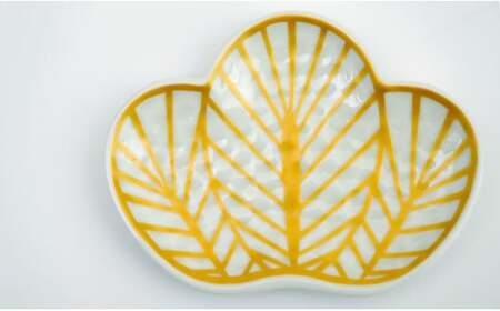 AA14-87 有田焼 招福銘々皿2枚組 / 白松（幸楽窯 / 深海三龍堂） お皿 小皿 菓子皿 取り皿 ハレの日 松葉 縁起物 お正月