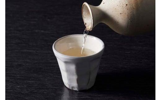 特別純米｢南｣一升瓶 土佐の地酒 南 特別純米 一升瓶 1.8L 米麹 辛口 冷酒 熱燗 純米酒 純米 お酒 酒 おさけ 選べる 配送 常温 冷蔵 ギフト お祝い お中元 お歳暮 高知 安田町 南酒造