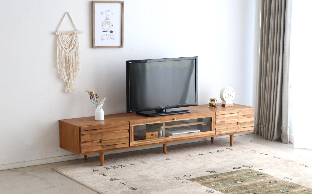 木目の存在感のあるアカシア材に好相性な前板の凹凸デザイン。※モニタ、カーペット、小物等は返礼品に含まれません。