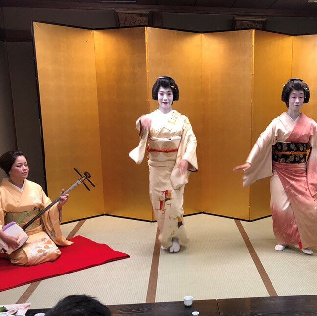 【ふるさと納税】奥浅草の名料亭で浅草芸者とお座敷遊び(4名様参加）座敷遊び 体験 芸者 料亭 浅草 日本 文化 観光 旅行 ギフト