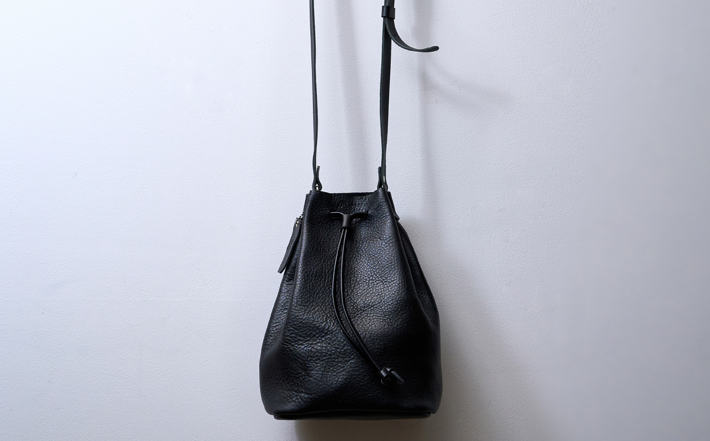 巾着ショルダーバッグM(ブラック) / レザー ショルダー ショルダーバッグ BAG bag バック バッグ 革 ギフト 巾着 きんちゃく / 諫早市 / 伊東製靴店 [AHCN019]