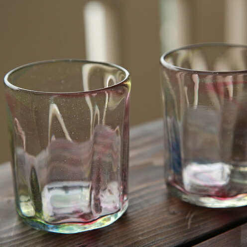 【ふるさと納税】【琉球ガラス工房 硝子家すずめ】オーロラ・ロック＜ペア＞ 〇 グラス ロックグラス 虹色 伝統工芸品 綺麗 ふわふわ インテリア セット プレゼント 贈り物 雑貨 普段使い 沖縄 読谷村