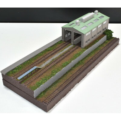 【ふるさと納税】Nゲージ 鉄道模型ジオラマ展示台40x15cm ひな壇 複線機関庫3線路【1592886】