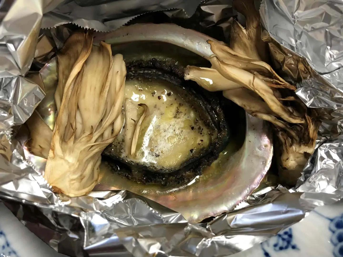 【3ヵ月毎定期便】八幡浜発竹中水産の大アワビ900g以上(2～5個)【H22-289】全2回【配送不可地域：離島・北海道・沖縄県】【4076813】 YWTM107
