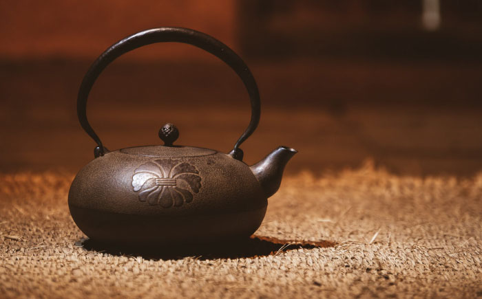 たたら製鉄 鉄瓶 1個 島根県雲南市/株式会社たなべたたらの里（奥出雲前綿屋　鐵泉堂） やかん ケトル 直火 [AIAV015]