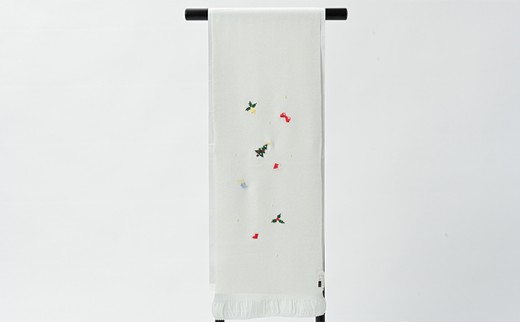 
帯揚げ　白地　ちりめん　クリスマスの刺繍　帯上げ　着物に [№5275-0234]

