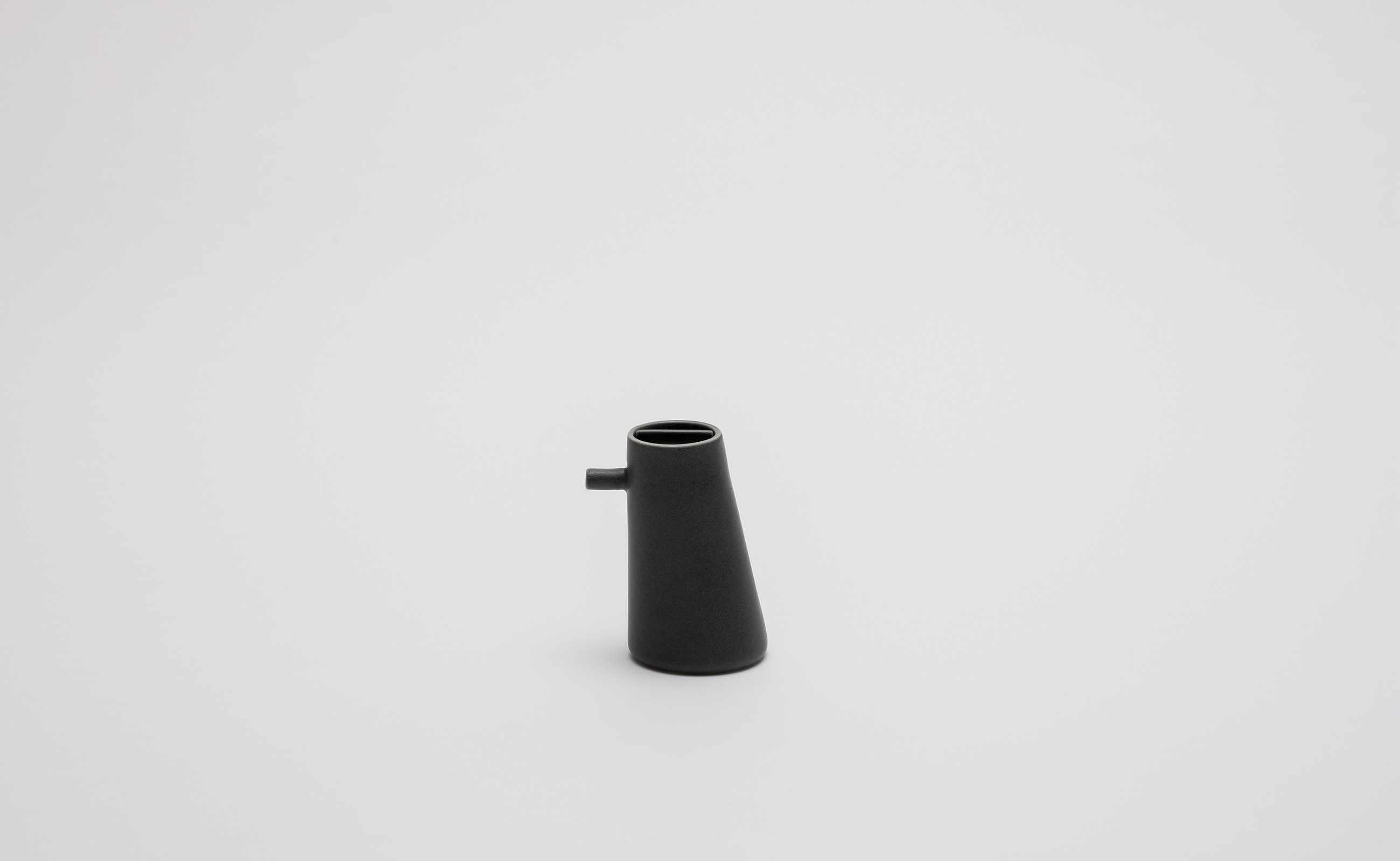 
                  2016/ SF Soy Sauce Pot 【2016/オリジナル】有田焼 藤城成貴 デザイン モダン スタイリッシュ 醤油差し シンプル cd016
                