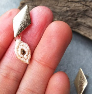 マクラメ編みのピアス（ダイヤ×ホワイトのスクエアモチーフ）【R01164】