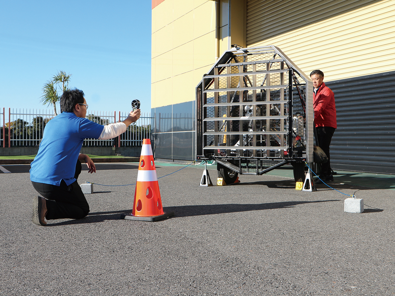 穴あきコーン　1個　グリーン ／ カラーコーン 選べる色 工事用 屋外用 倒れにくい 重り付き ウェイト一体型 割れにくい 駐車場用品 工事現場用品 安全対策用品 警告灯対応 SDGs配慮 風対策 千