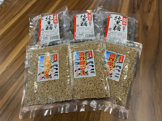 
【国産100％】純黒糖(300g×３袋)・白いりごま(60g×３袋)【2024年12月ごろから発送】
