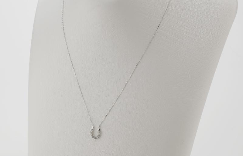 アルカンシェル K18WG ダイヤ馬蹄ペンダント（計 0.2ct）【鑑別書付き ジュエリー プレゼント ギフト ファッション アクセサリー 贈り物 贈答 お祝い 記念日】 J010-4