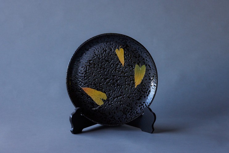 
                  23-195　網田蒼土窯　山芋文　丸皿　熊本県伝統的工芸品
                