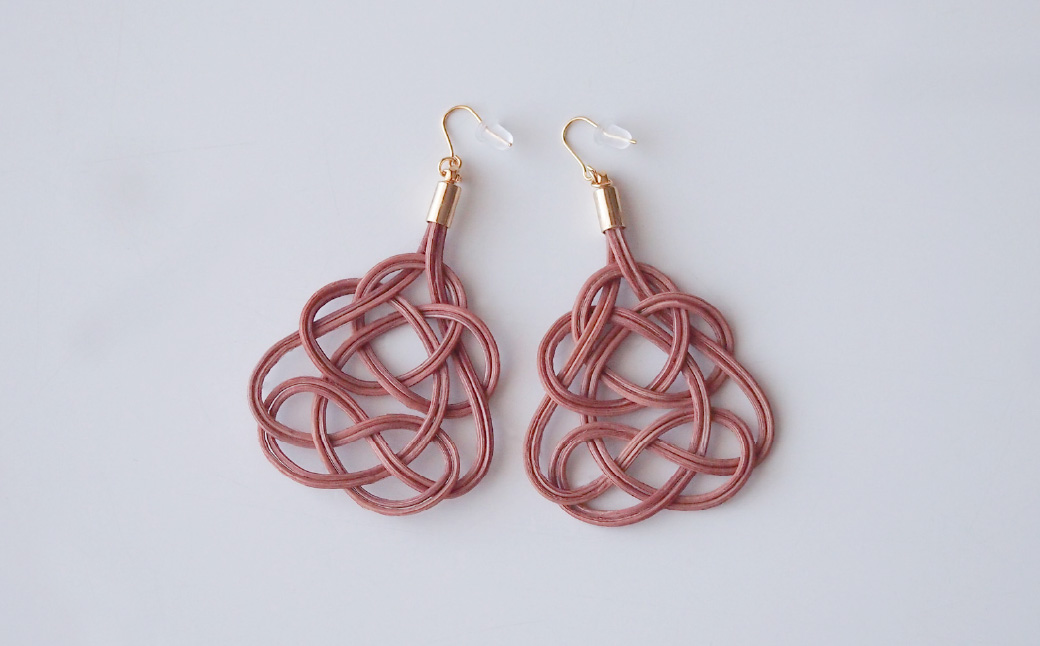 ピアス 桜 (あわじ結び) 草木染め ラタン | ピンク 桜色 ピアス ピヤス アクセ 縁起 縁 アクセサリー 和モダン 自然 天然 伝統 美 草木 染め 手仕事 手づくり 手作り 作品 飾り結び 良