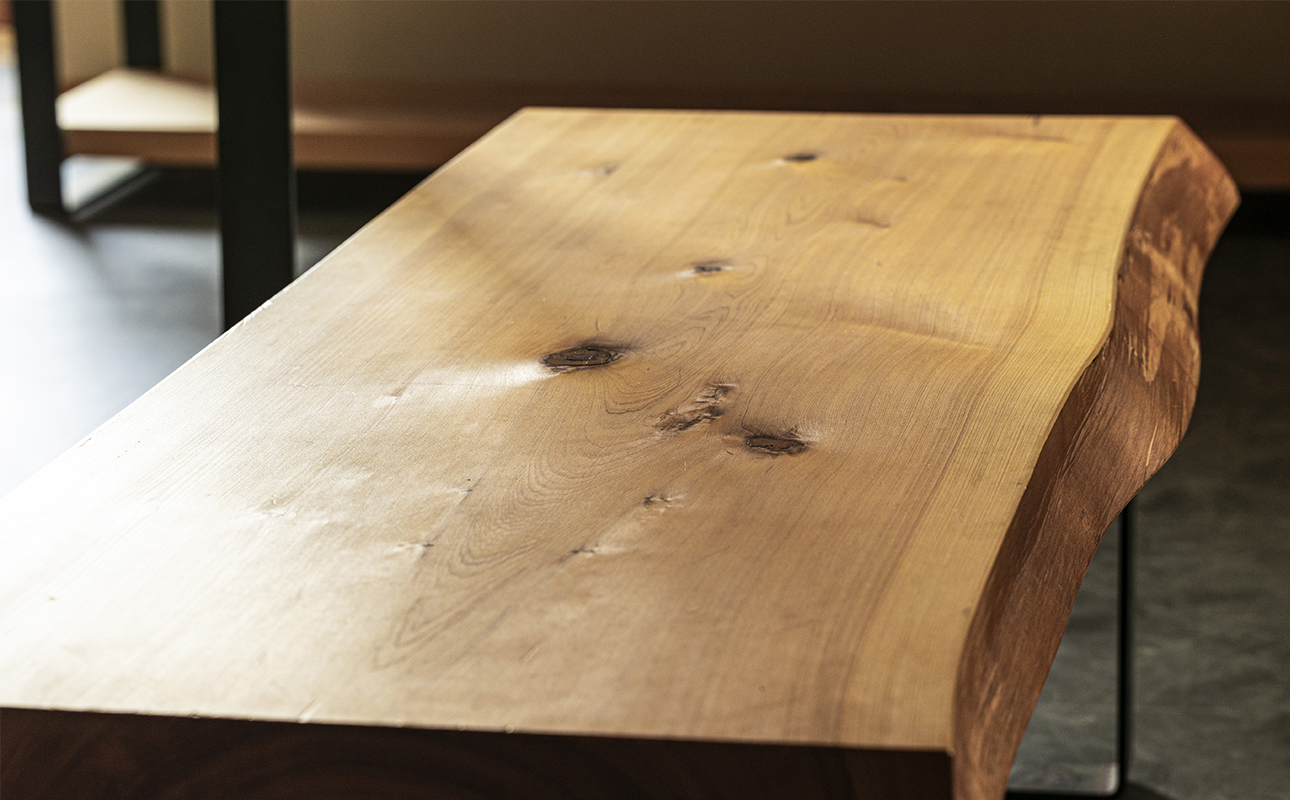 徳川御三家紀州藩の伝統を受け継ぐ三重県 尾鷲（オワセ）ヒノキ使用 BROOK 一枚板ベンチ 長さ1,200×奥行350×高さ約420mm　【家具 インテリア ベンチ 一枚板 木製 伊勢 おすすめ ブランド メーカー オーダーメイド 手作り おしゃれ 木 テーブル ダイニング 家族 一人暮らし 脚 天板 新生活 引越し 椅子 イス ブルック 三重県 四日市市 ふるさと納税】