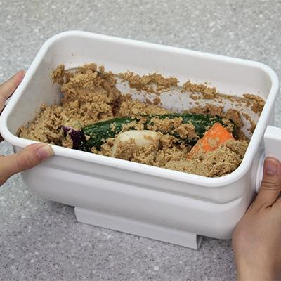 ふるさと納税 長野県 ハンドルかき混ぜ式ぬか漬け器「ホーローぬか楽」と、熟成ぬか床1.3kg及び補充ぬか500gのセット