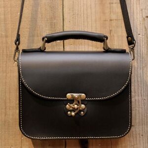 蝶モチーフのアンティークなヌメ革2wayバッグ≪ブラック≫【hrn07】