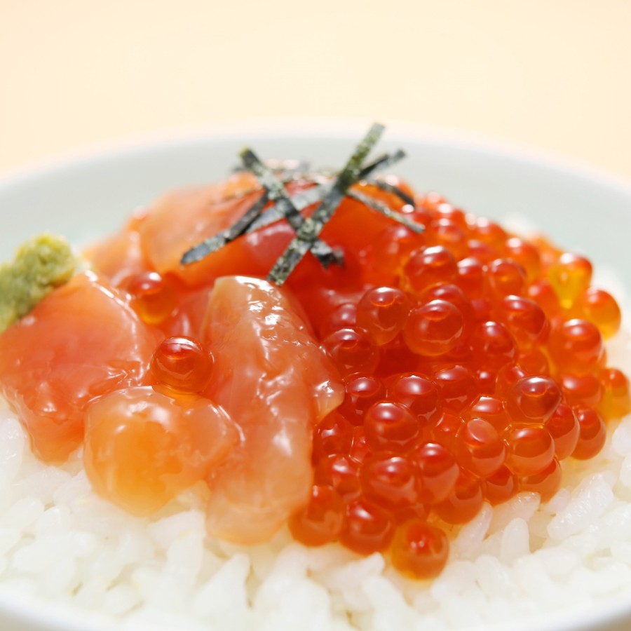 ＜佐藤水産＞AF-002 北海道産いくら（塩味）130gと鮭ルイベ漬130ｇ