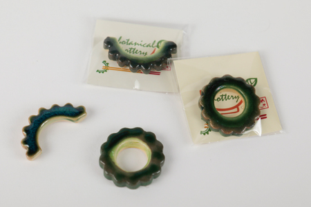 ゴーヤーの箸置き（丸&ハーフ）2個セット｜やちむん 箸置き 箸 はし ゴーヤー 2個 セット 沖縄 沖縄県 豊見城市 送料無料（DD003）