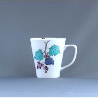 有田焼 マグカップ〈山ぶどう文〉【赤絵白磁硯処 雪月花】食器 器 うつわ 手描き 伝統工芸 ギフト 贈り物 45000円 A45-327_イメージ3