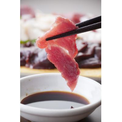 ふるさと納税 宇城市 熊本直送　国産ブロック馬刺し上霜降り(トロ)280g+ユッケ300gセット(宇城市) |  | 01