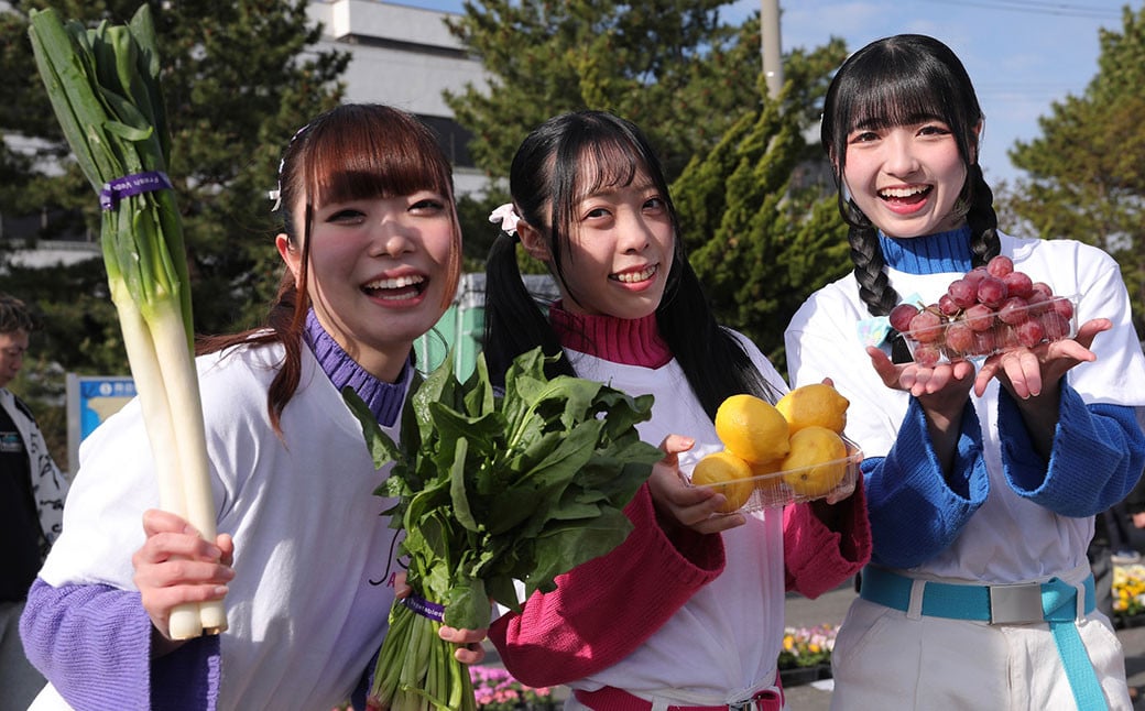 
            館鼻岸壁朝市公認アイドル・PR大使「pacchi(ぱっち)」と巡る『館鼻岸壁朝市ツアー』 朝市 ツアー 観光 屋台 イートイン 食べ歩き 青森県 八戸市
          