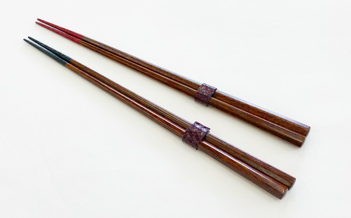 
            【天然木・天然漆】 拭き漆仕上げ 七角箸 1膳  ＜赤または黒 2色から選べる＞ ／ はし 箸 おはし お箸 漆塗り 漆塗 上品 シンプル 木製 漆 漆製品 普段使い 日常使い お洒落 おしゃれ オシャレ お土産 ギフト プレゼント 贈り物 贈物 誕生日 大人 伝統工芸品 工芸品 伝統工芸 おすすめ ＜ゆうび＞ 
          