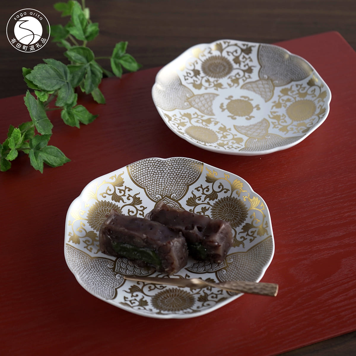 【ふるさと納税】有田焼 白マット 金彩菊唐草 銘々皿 2枚セット【丸兄商社】食器 器 うつわ 皿 取皿 小皿 デザート皿 菓子皿 2枚 セット お祝い お正月 おせち ハレの日 金彩 華やか A45-357